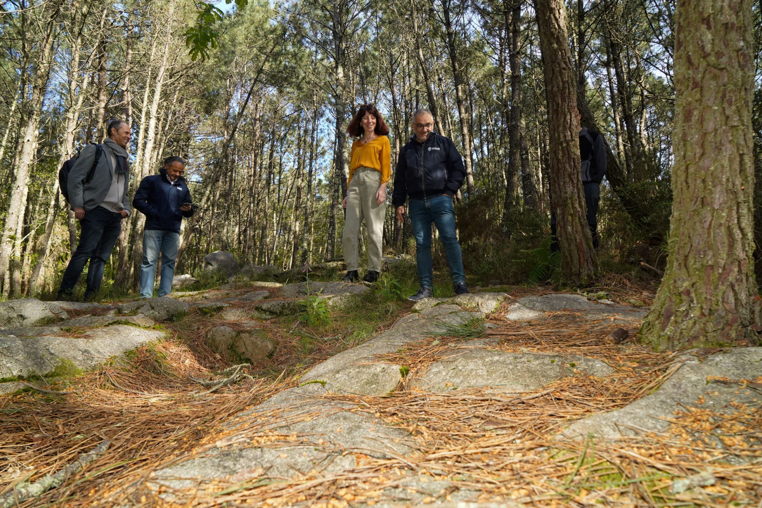 La Deputación da Coruña estudia la inclusión de los petroglifos de Fontemoureira en el Parque Compostela Rupestre