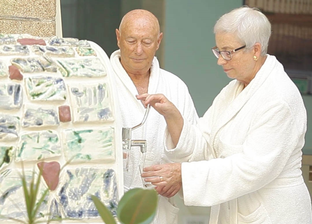 Expertos médicos señalan que la balneoterapia disminuye el consumo de antiinflamatorios