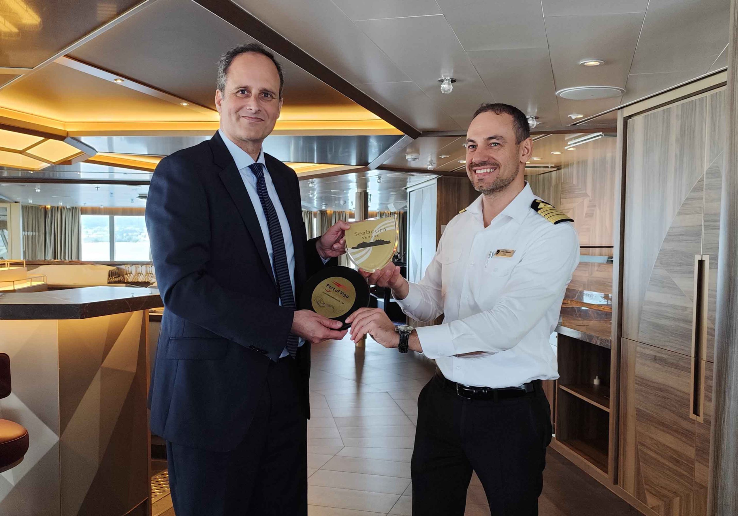 El Puerto de Vigo acoge la escala inaugural del lujoso Seabourn Venture