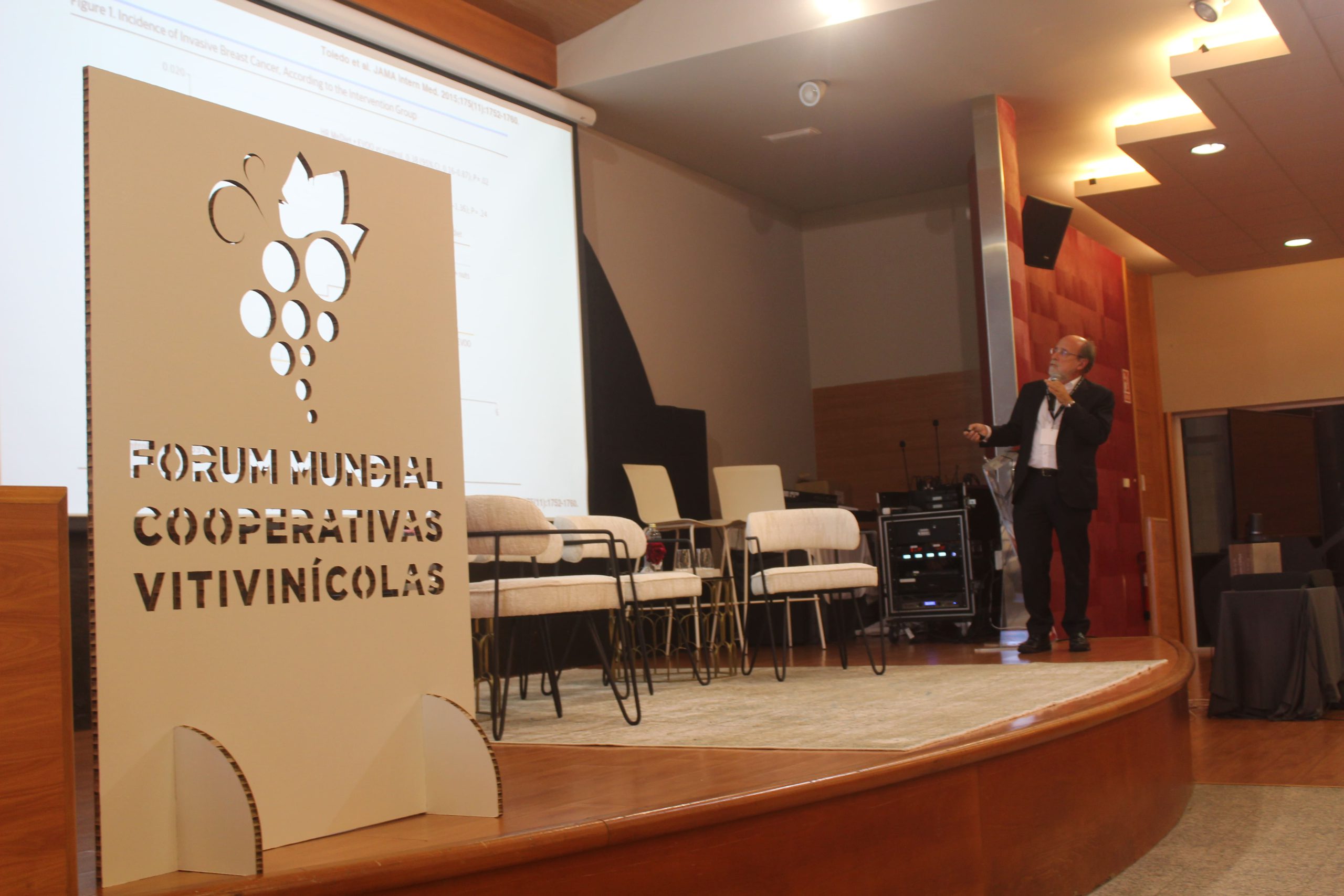 “En las cooperativas está la solución al sector del vino”, afirman en un debate realizado en el marco del Foro Mundial de Cooperativas Vitivinícolas