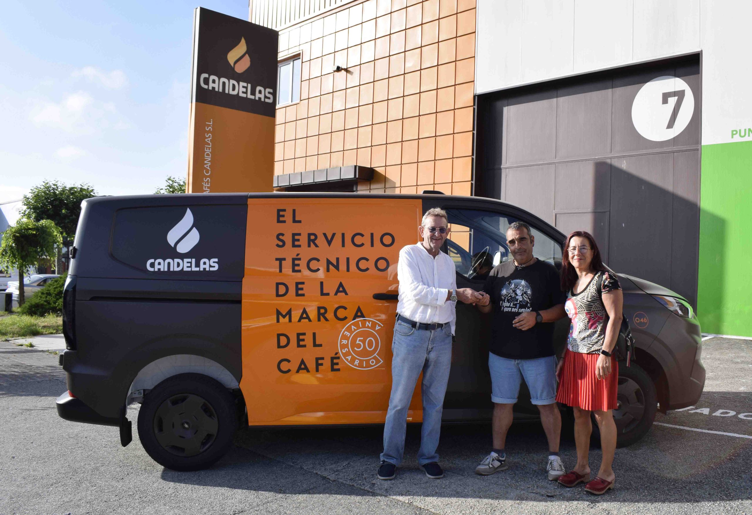 Cafés Candelas entrega un vehículo a los hosteleros lucenses para la promoción de la provincia en La Vuelta