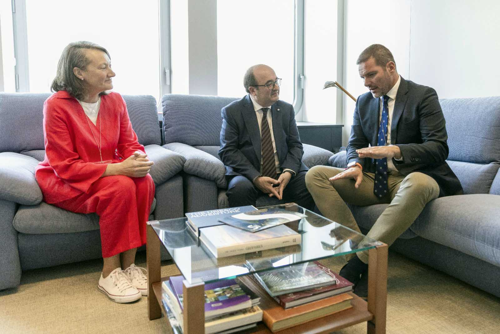 El embajador de España ante la Unesco recibe el primer expediente de la candidatura de la Ribeira Sacra a Patrimonio Mundial