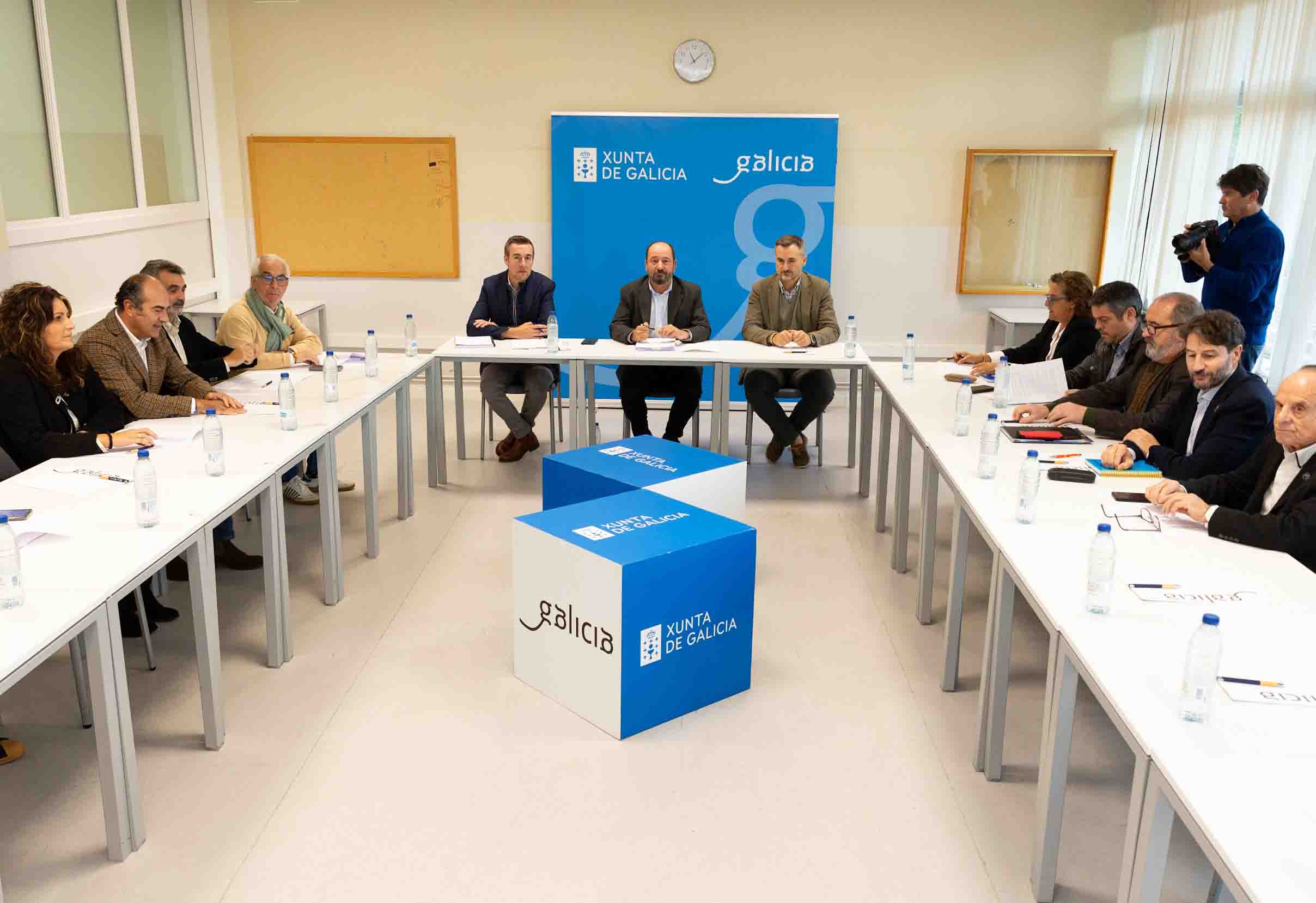 Merelles se reúne con las asociaciones de hostelería de Galicia para hablar sobre la tasa turística
