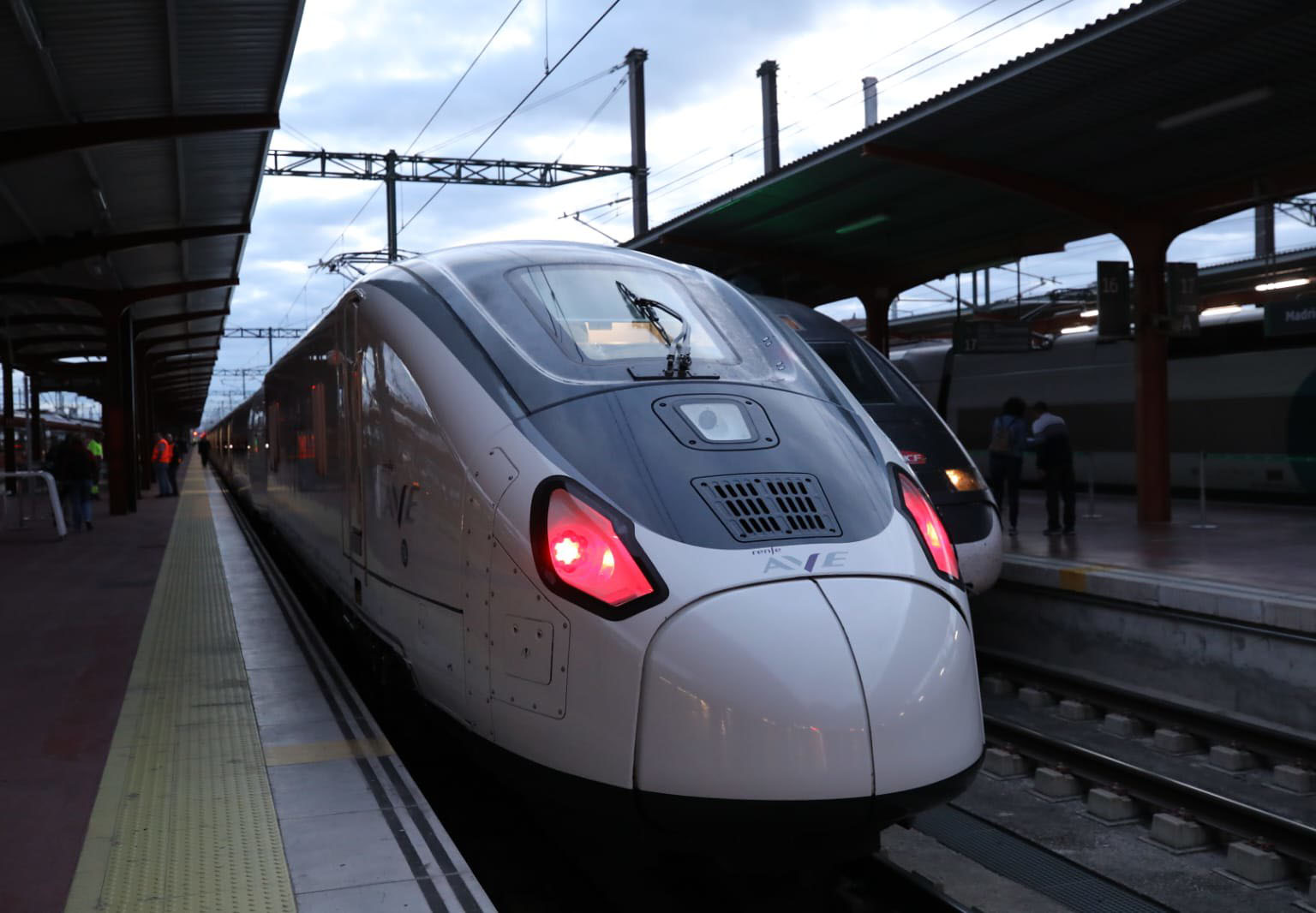 Renfe pone en servicio dos AVE S106 en sustitución de dos Alvia en el corredor Madrid-Galicia