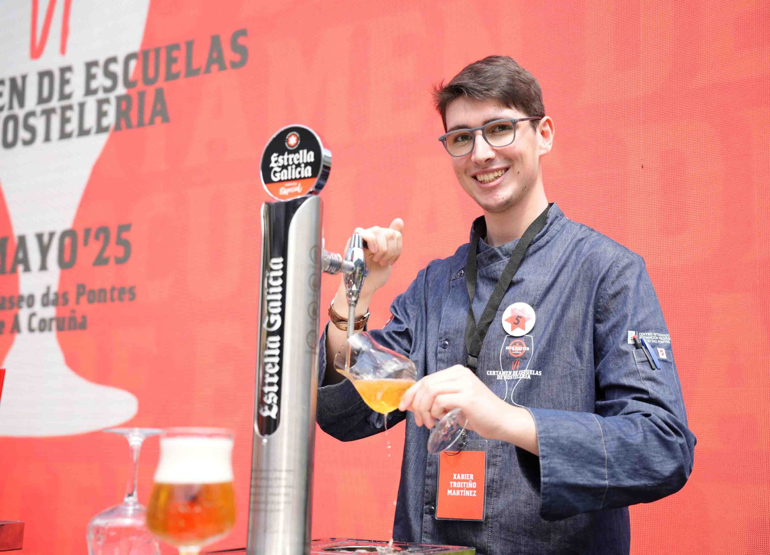 Xabier Troitiño, del CIFP Manuel Antonio, triunfa en el Certamen de Servicio de Cerveza Estrella Galicia 