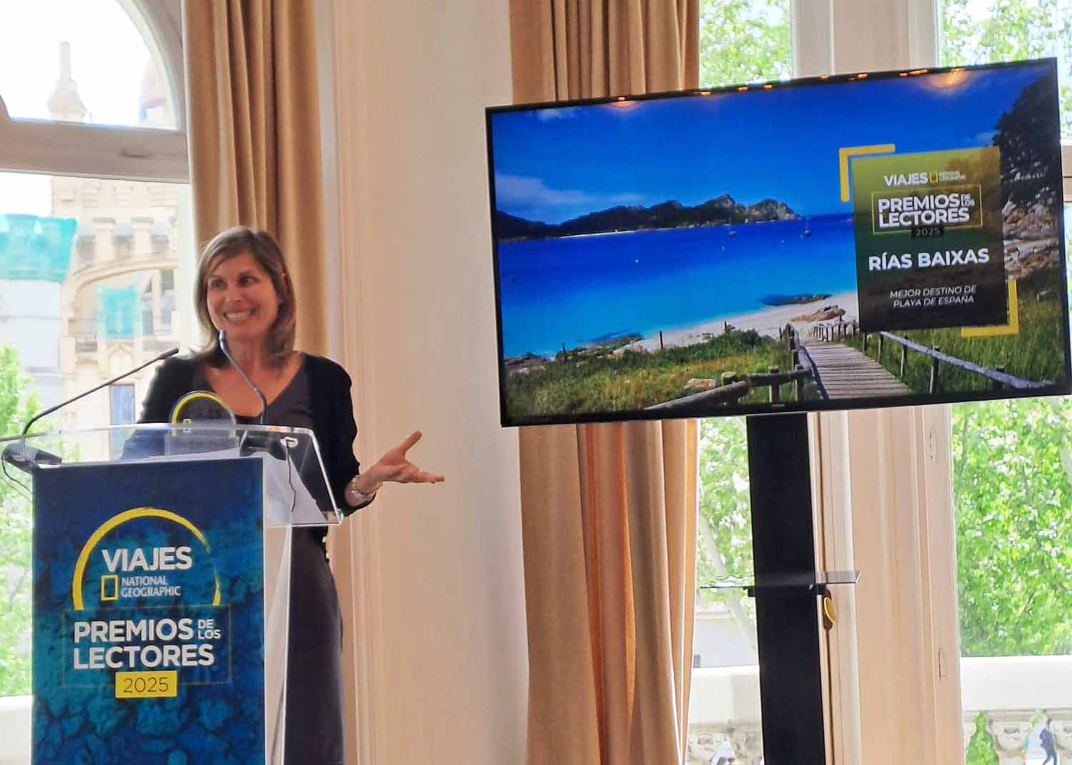 La Deputación recibe en Madrid el premio de Viajes National Geographic a las Rías Baixas como mejor destino de playa