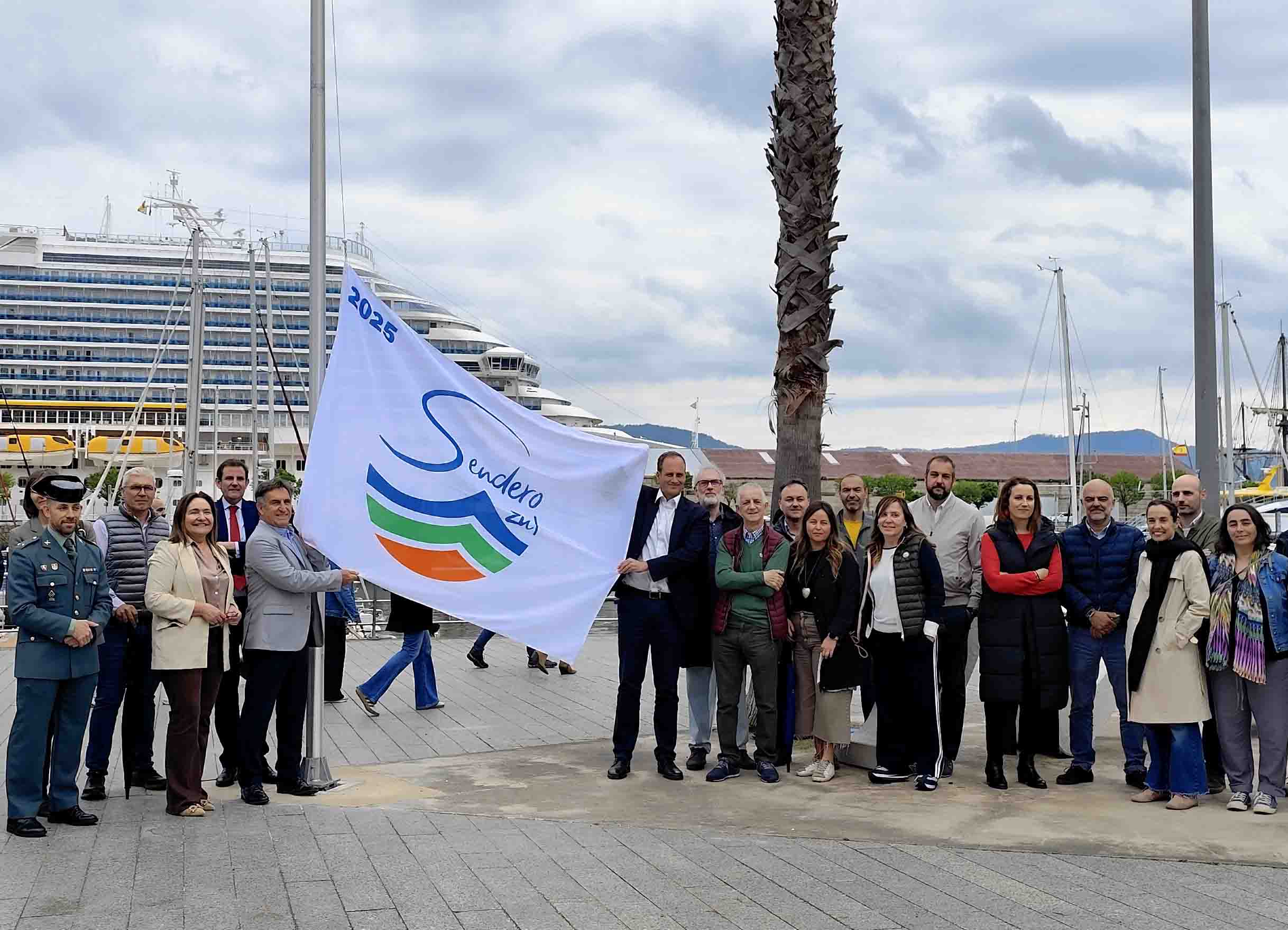 La Bandera Azul ya luce en el sendero del Puerto de Vigo