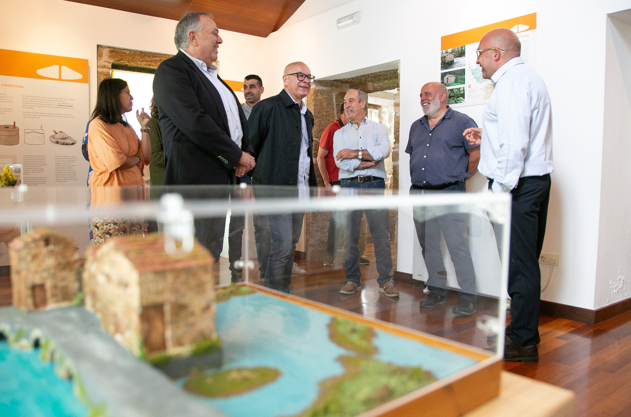 Laracha inaugura una muestra expositiva en el Centro de Interpretación dos Muíños da Auga da Costa da Morte
