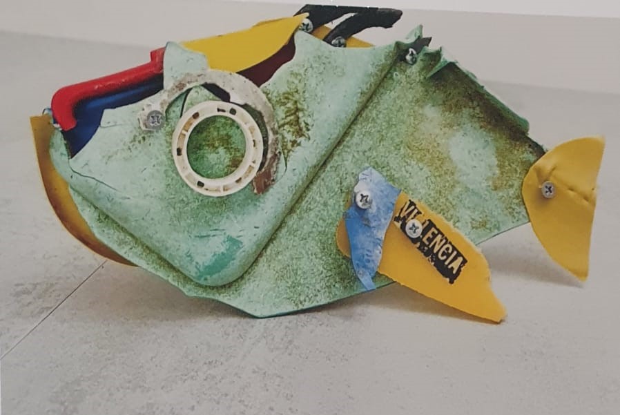 Una exposición busca sensibilizar la creación artística con basura del mar