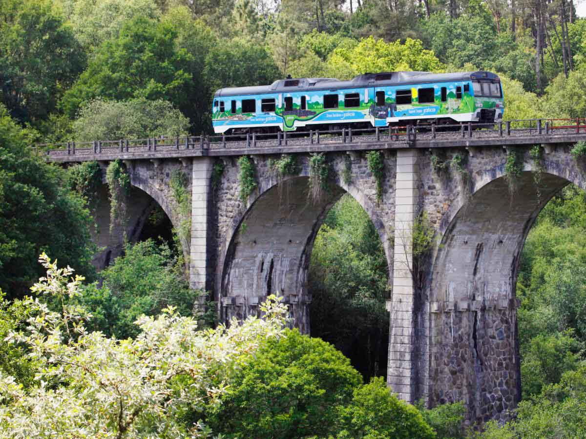 Arranca una nueva temporada de los trenes turísticos con las rutas de Ribeira Sacra-Sil y de los Faros