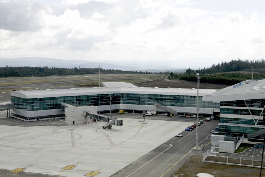 Aena adjudica la renovación del pavimento de la pista del Rosalía de Castro 