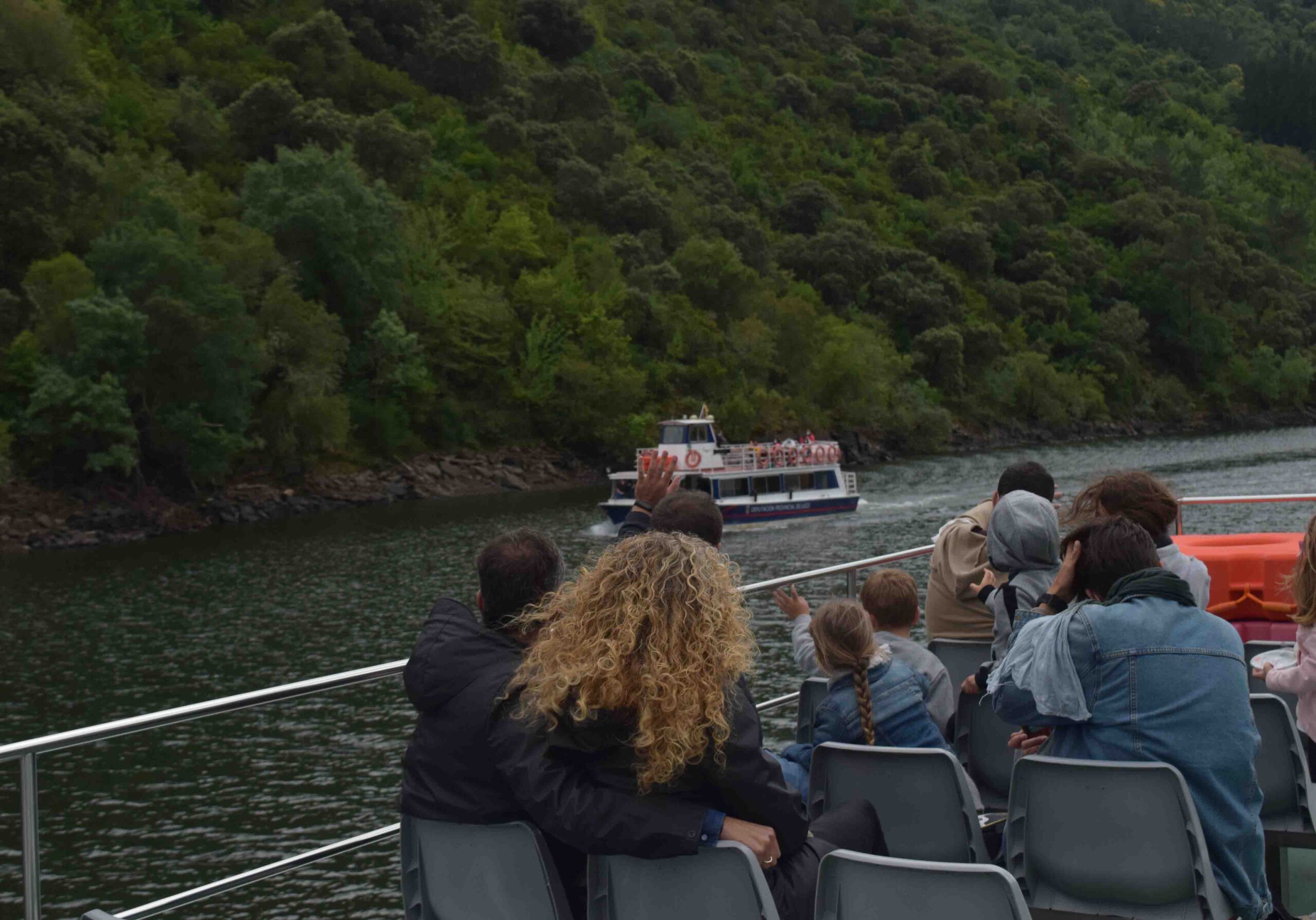 Suspendidas las rutas en catamarán por el Sil para facilitar la extinción de los incendios