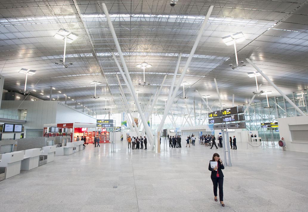Caen los pasajeros en el Aeropuerto de Santiago-Rosalía de Castro 