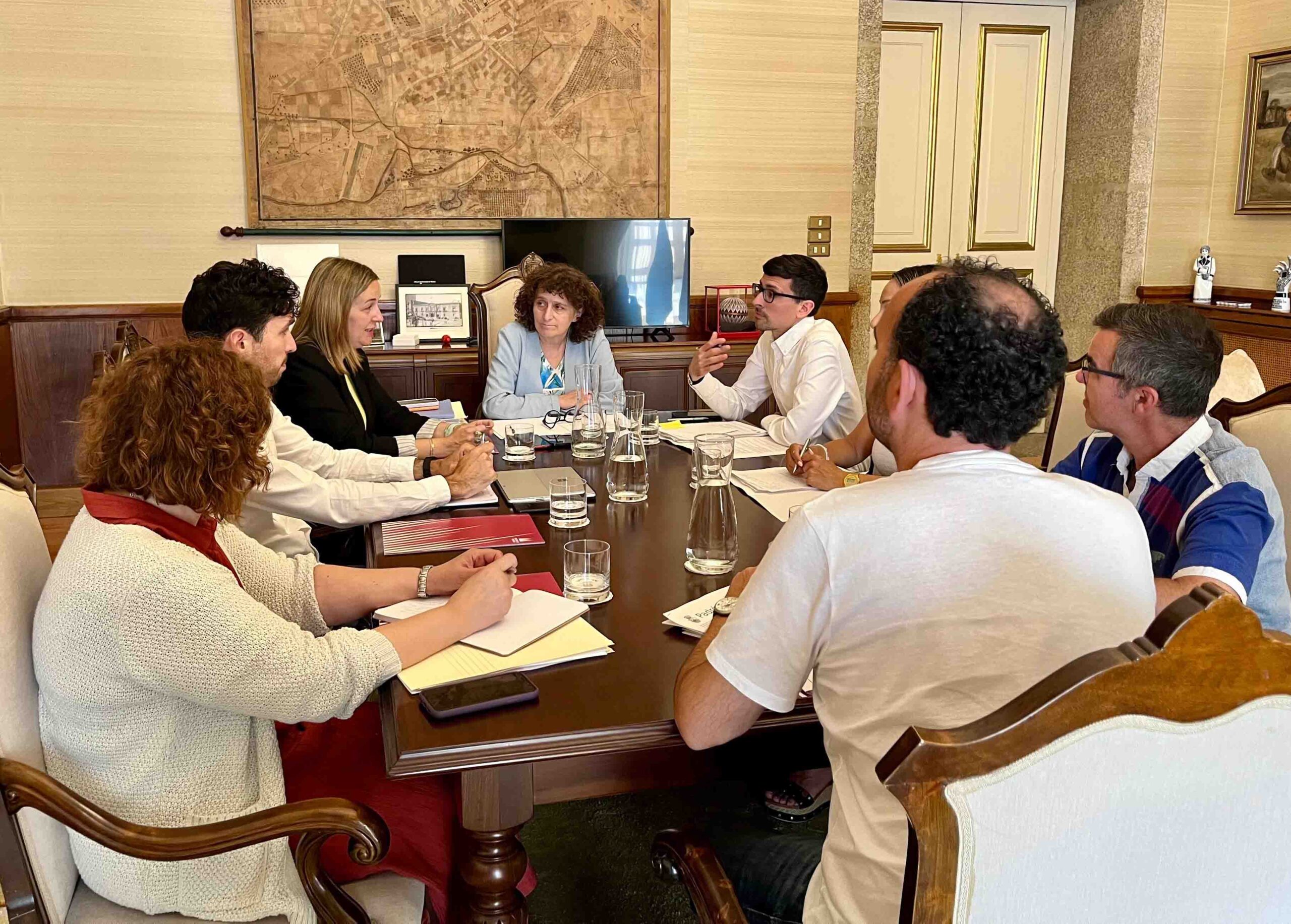 Santiago comparte con Padrón su experiencia en materia de vivienda y turismo