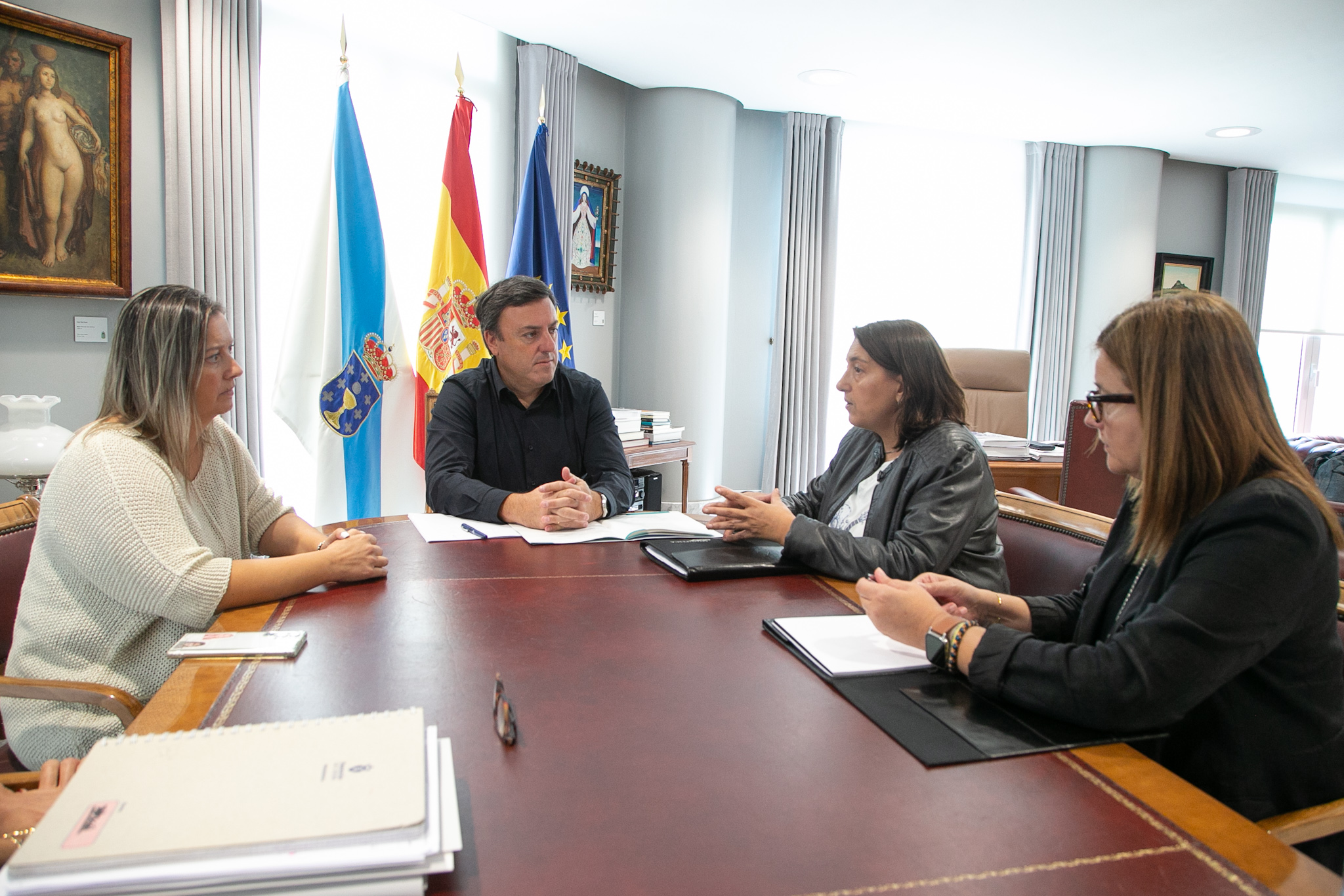 El presidente de la Deputación da Coruña recibe a la nueva directiva de ANMUPESCA
