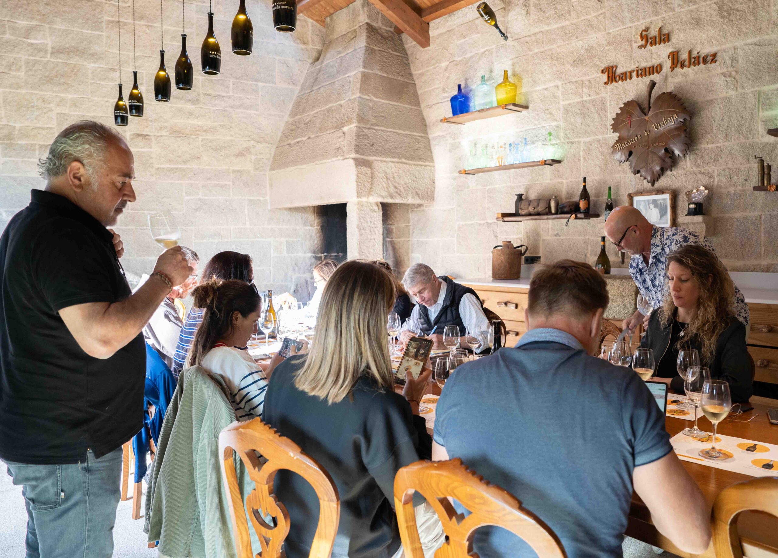 Bodegas Marqués de Vizhoja recibe la visita de ocho expertos internacionales en el marco del programa Spanish Wine Educator