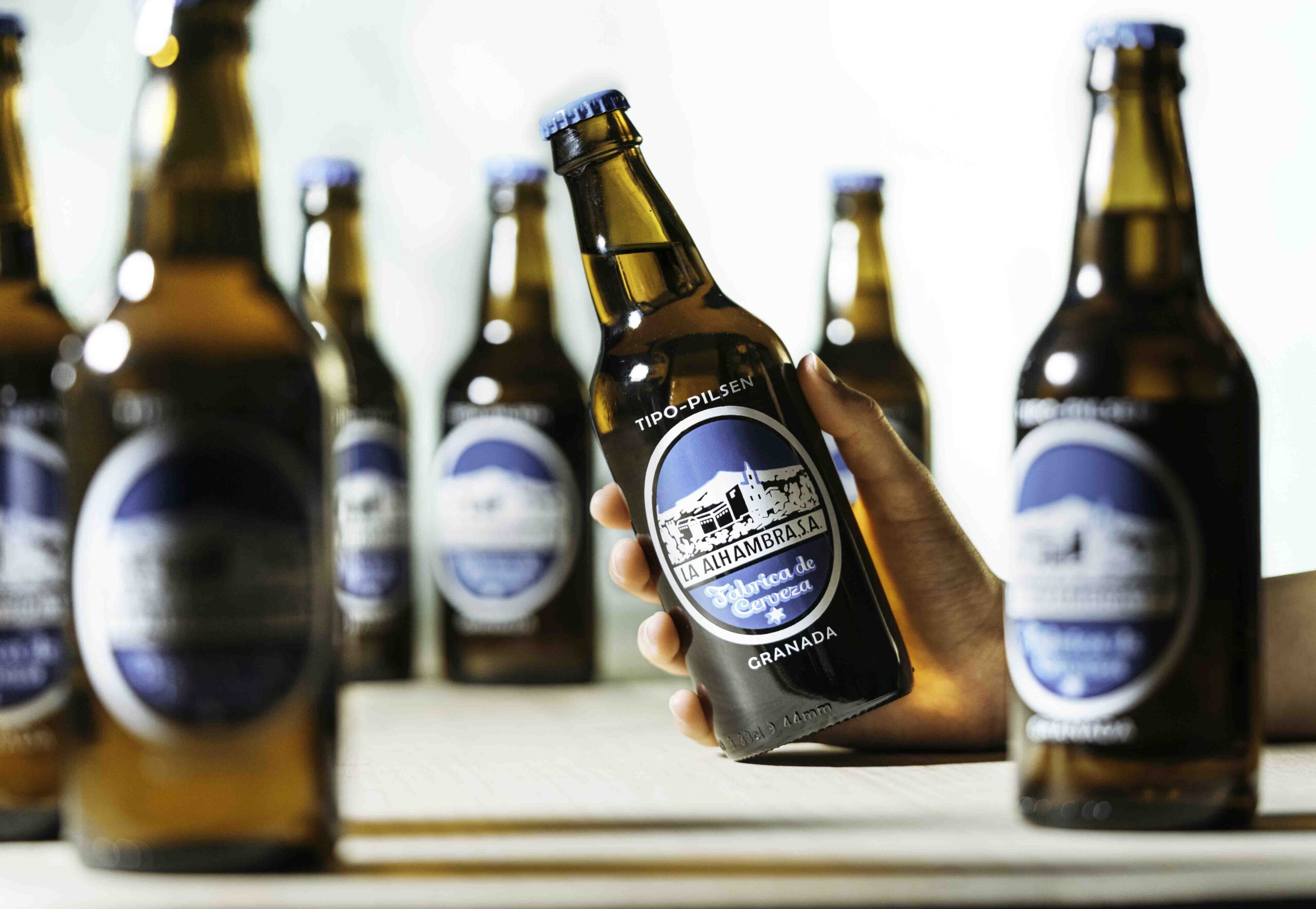 Cervezas Alhambra revive su icónica botella de los años 60 por su centenario