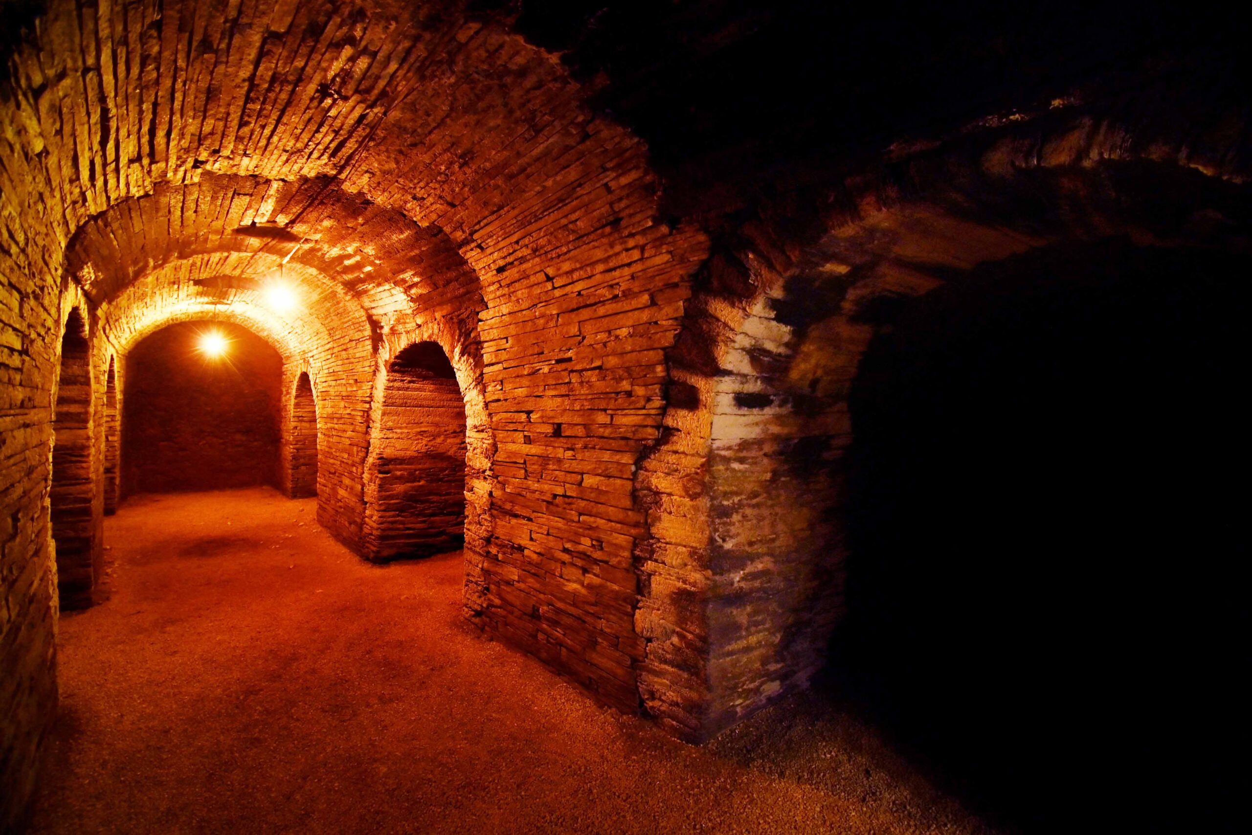 Cuevas de Valdeorras, el origen de un pueblo de vinos