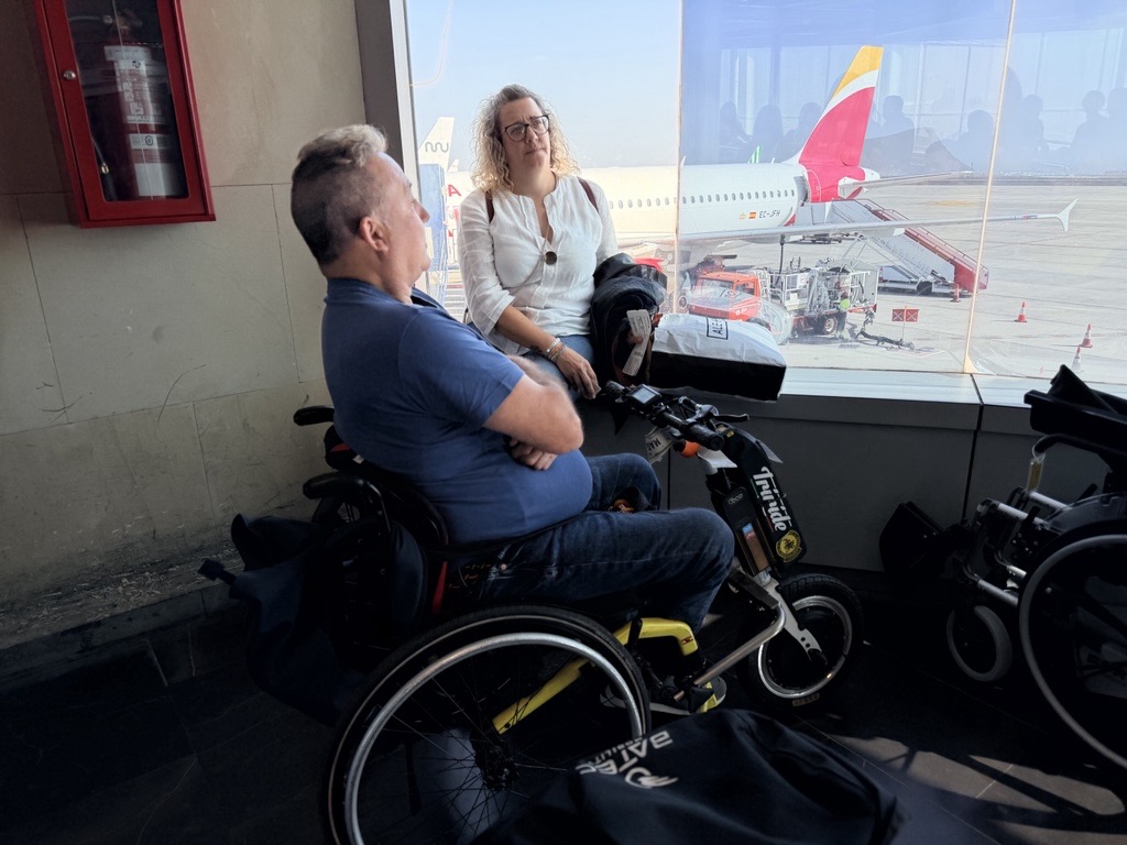 Impulsa Igualdad manifiesta el trato discriminatorio que viven las personas en sillas de ruedas al viajar en el avión 