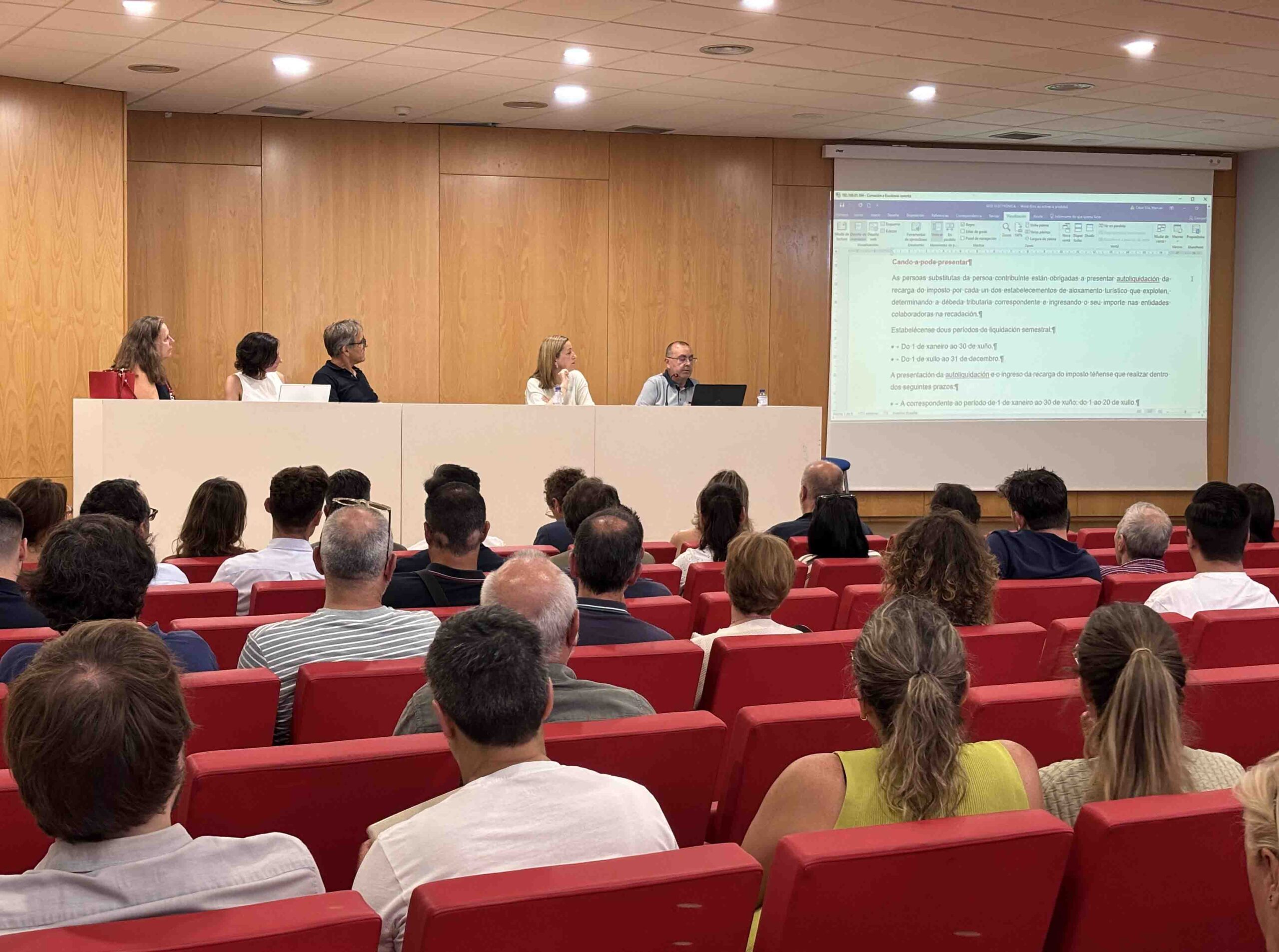 Raxoi convoca una reunión informativa con los alojamientos de Compostela sobre la autoliquidación del Impuesto a las estancias turísticas