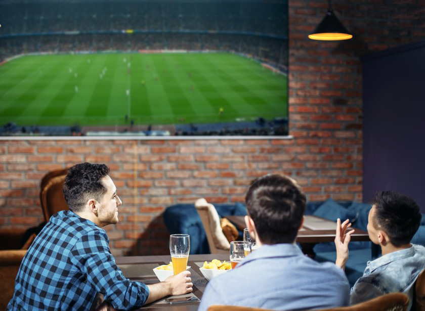LALIGA premiará a los clientes que denuncien a los bares que emitan fútbol “pirata”