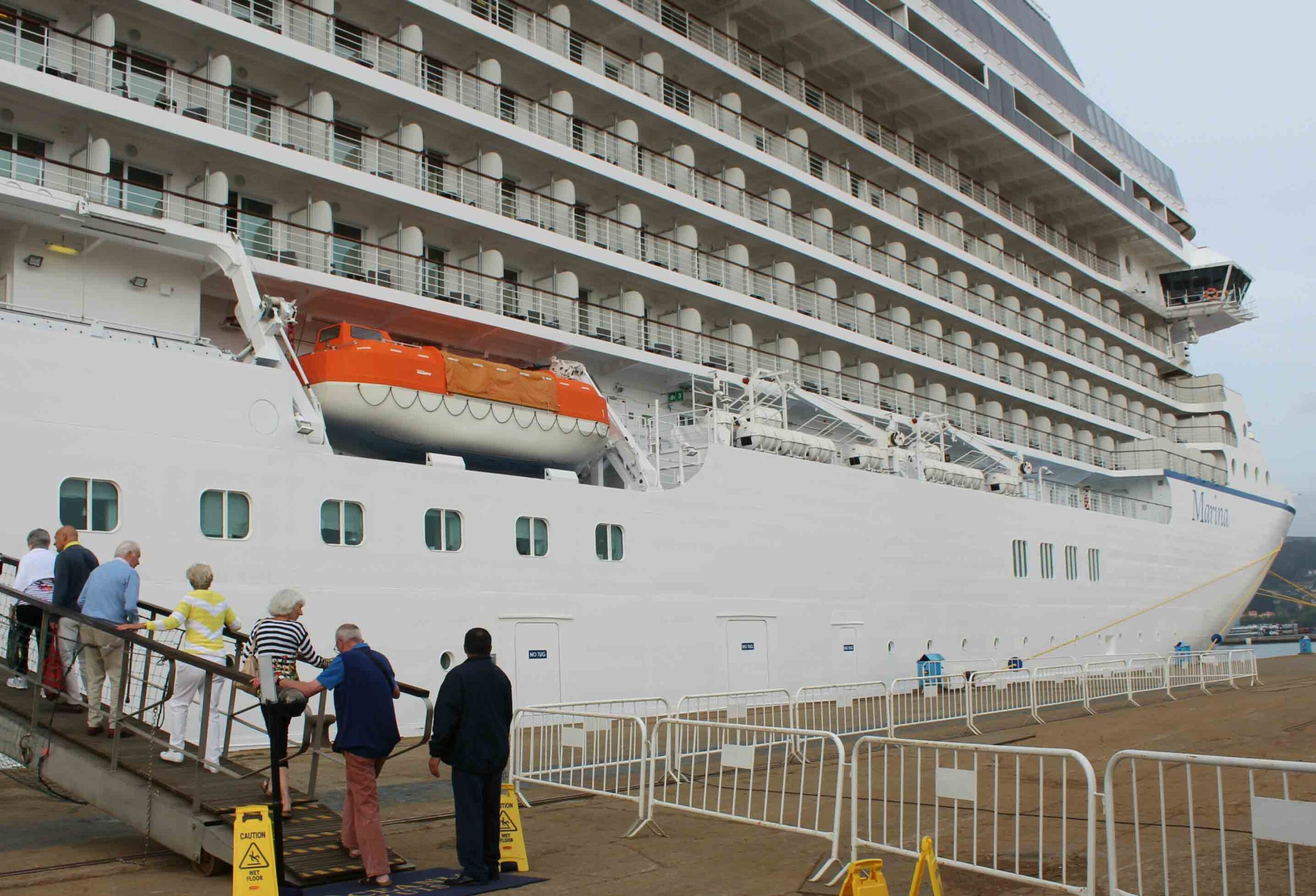 El Puerto de Vigo acoge su primera triple escala de la temporada