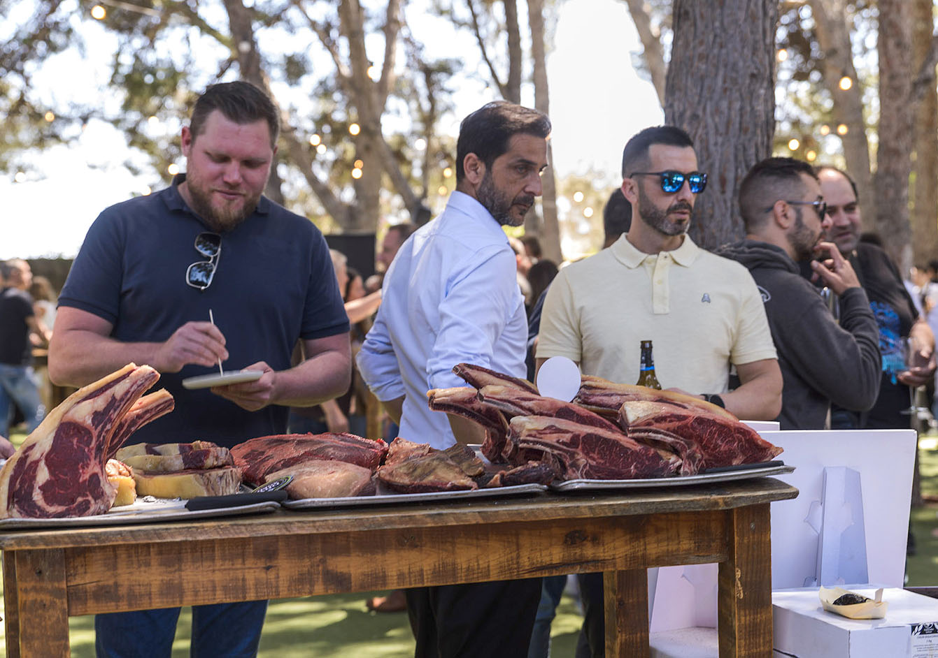 Cuatrocientos hosteleros alicantinos saborean las mejores carnes, conservas, quesos y vinos gallegos