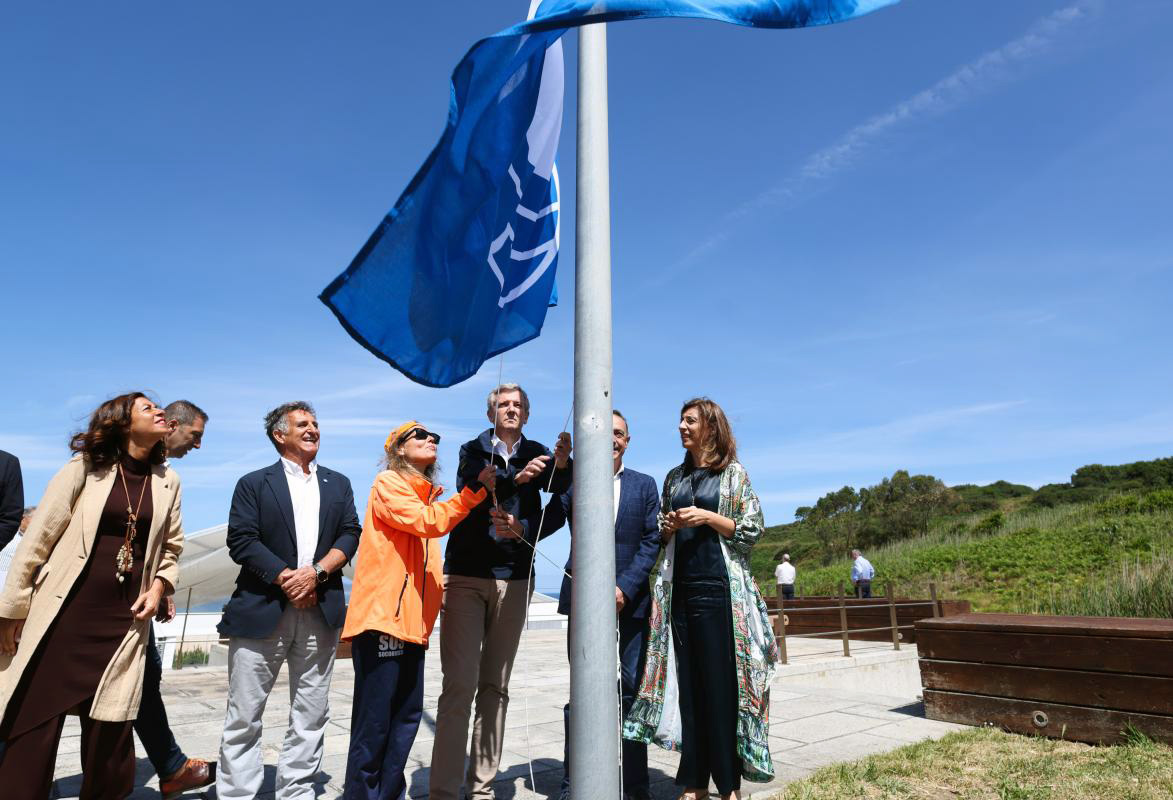 Las banderas azules ya ondean en las playas gallegas