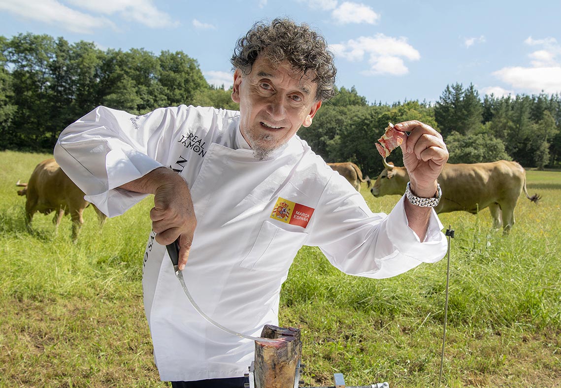 Asador Gonzaba y el Embajador Mundial del Jamón Ibérico rinden homenaje al buey rubio gallego