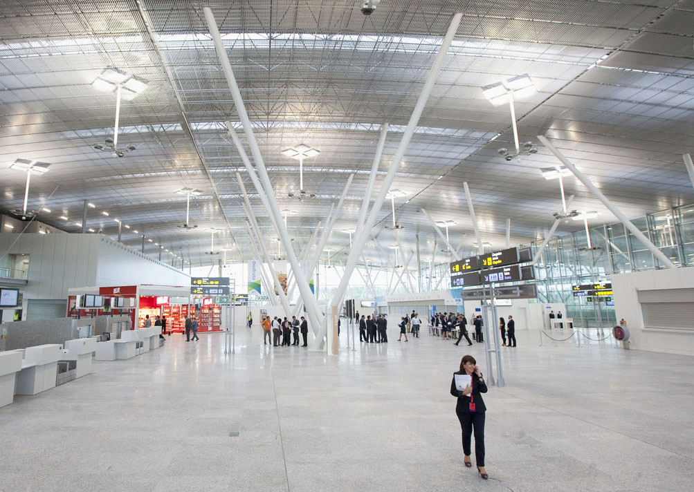 Los aeropuertos gallegos rozan los 480.000 pasajeros en junio
