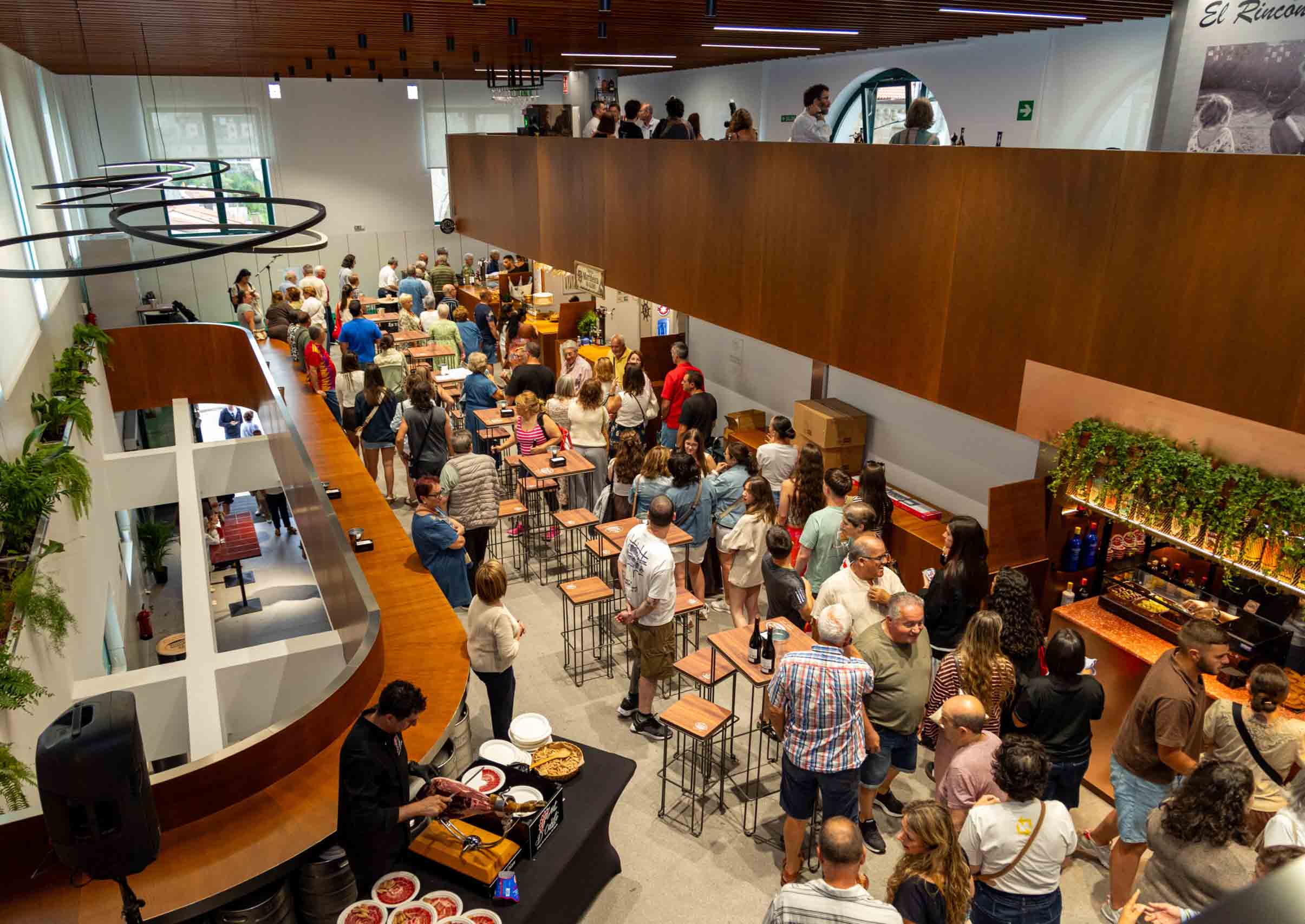 Betanzos abre el renovado mercado municipal, con gran peso para la hostelería