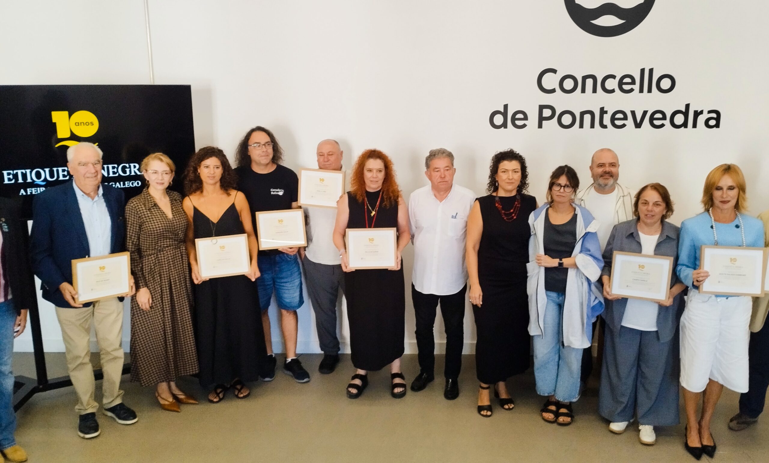 Reconocimiento a diez años de participación en Etiqueta Negra