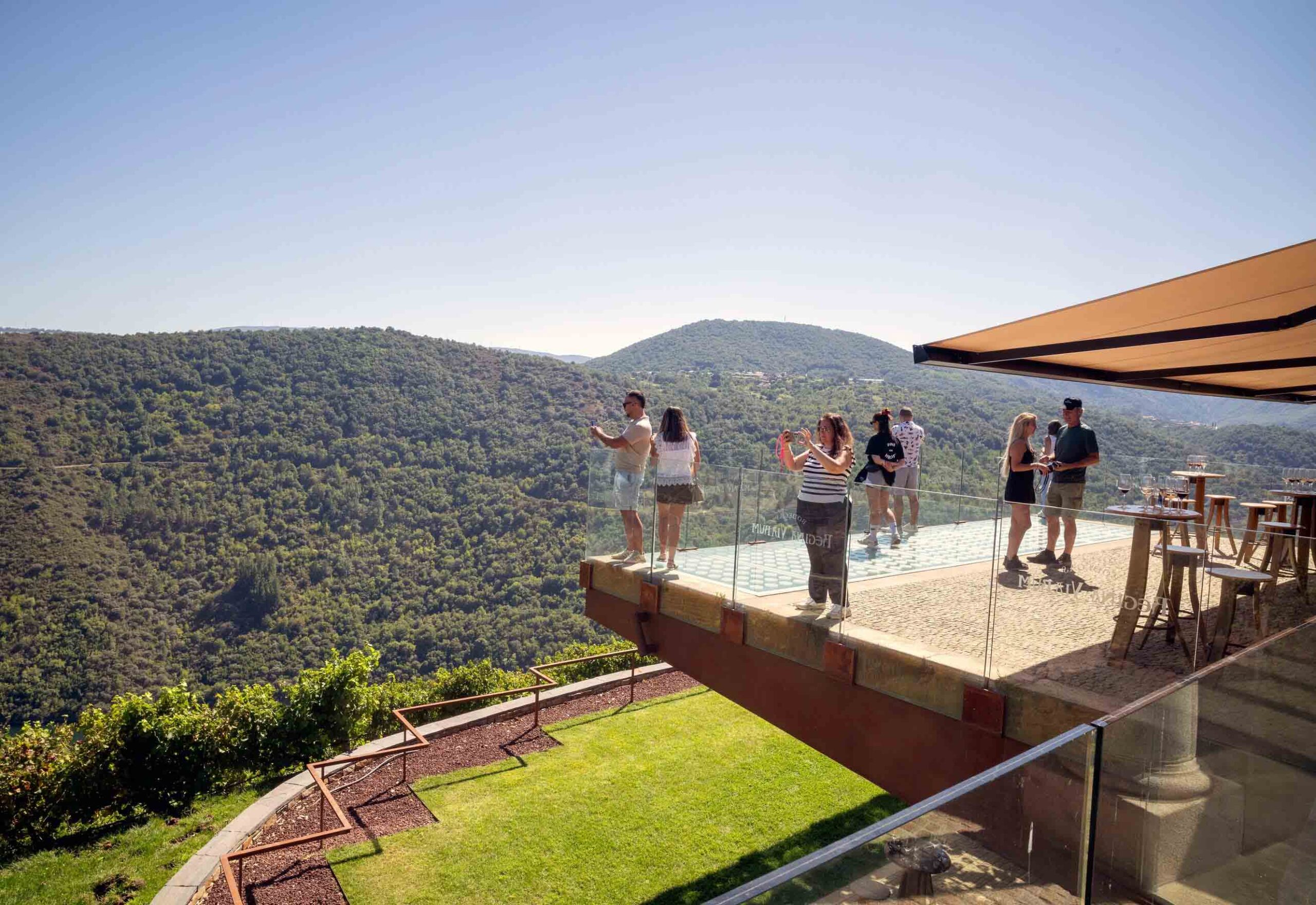 La terraza de Regina Viarum, ‘Mejor paisaje enoturístico’ de España